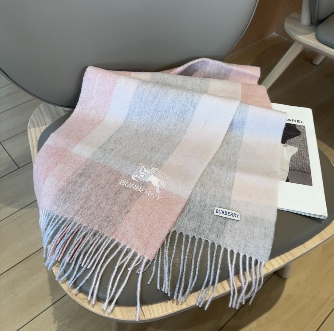 Burberry · 巴宝莉围巾❗️好看的要疯掉了，太有型太有魅力了❗️❗️非常斯文时尚的秋冬单品！真的
