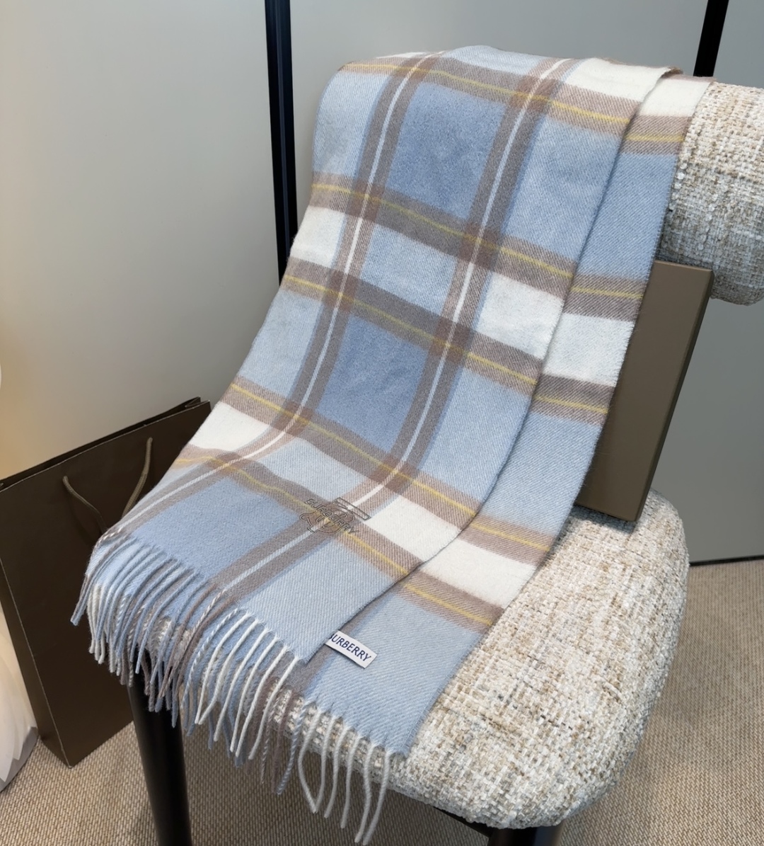Burberry · 巴宝莉格子围巾❗️好看的要疯掉了，太有型太有魅力了❗️❗️非常斯文时尚的秋冬单品！