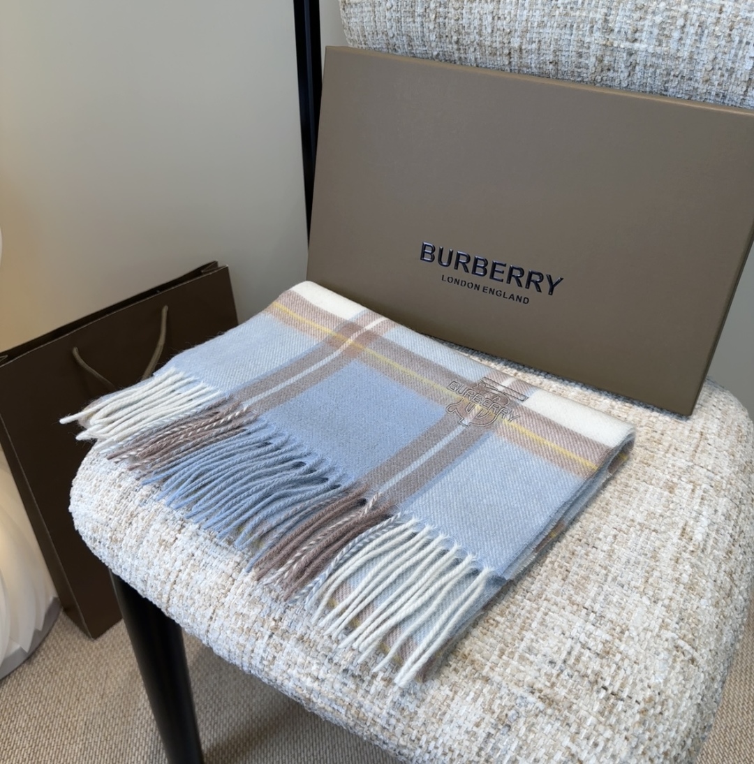 Burberry · 巴宝莉格子围巾❗️好看的要疯掉了，太有型太有魅力了❗️❗️非常斯文时尚的秋冬单品！