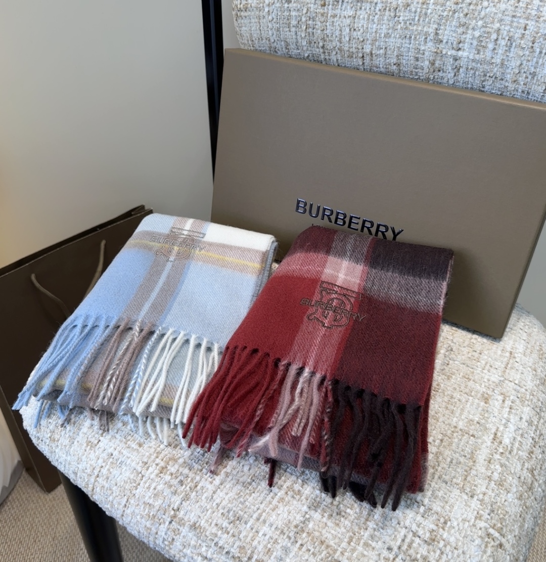 Burberry · 巴宝莉格子围巾❗️好看的要疯掉了，太有型太有魅力了❗️❗️非常斯文时尚的秋冬单品！