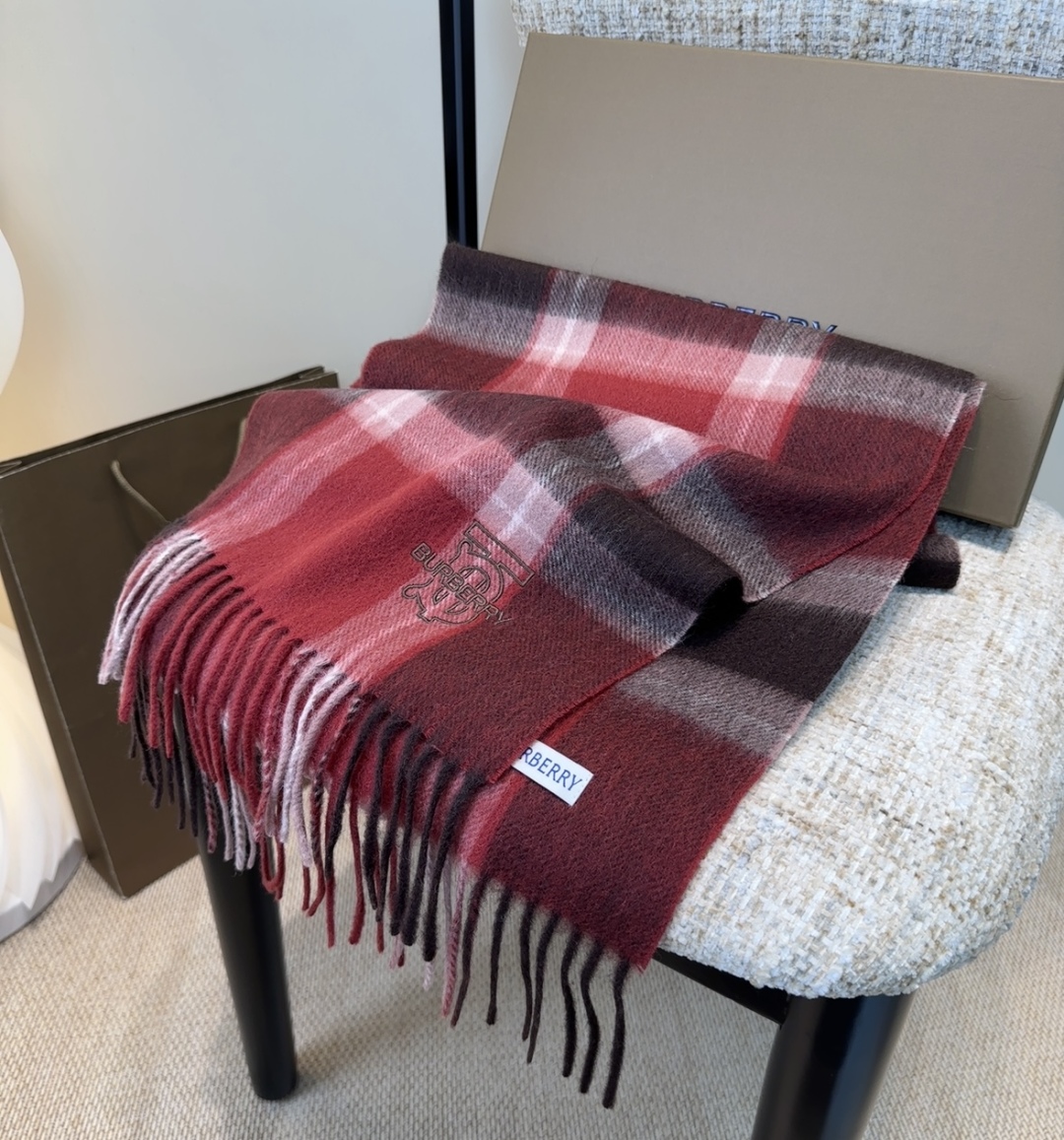 Burberry · 巴宝莉格子围巾❗️好看的要疯掉了，太有型太有魅力了❗️❗️非常斯文时尚的秋冬单品！