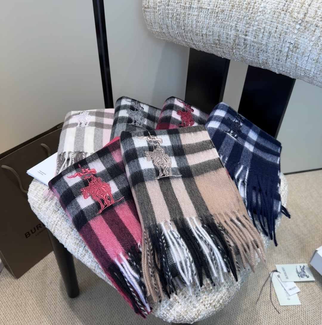 Burberry · 巴宝莉围巾❗️好看的要疯掉了，太有型太有魅力了❗️❗️非常斯文时尚的秋冬单品！真的