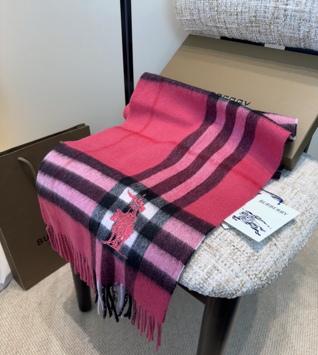 Burberry · 巴宝莉围巾❗️好看的要疯掉了，太有型太有魅力了❗️❗️非常斯文时尚的秋冬单品！真的