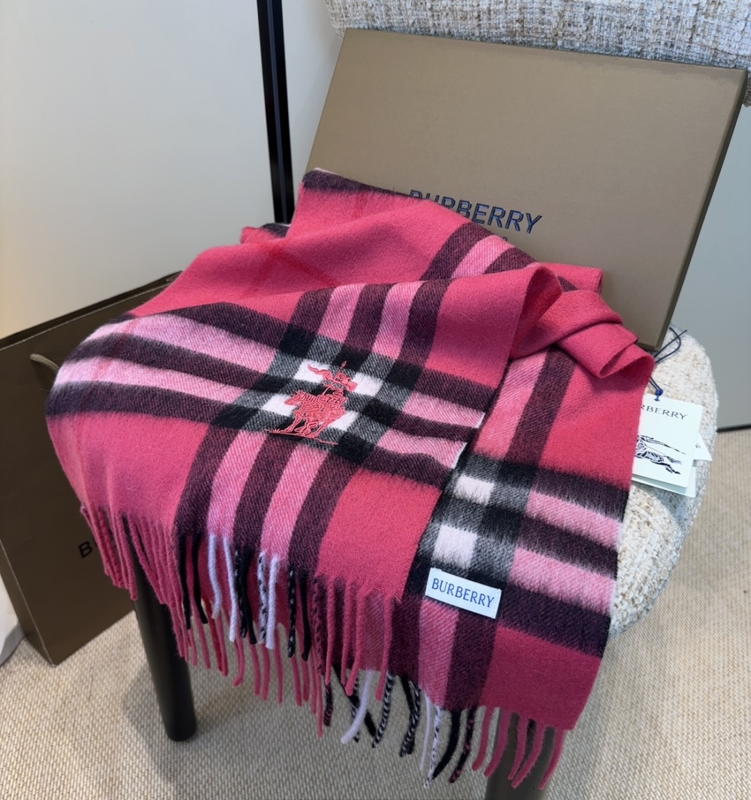 Burberry · 巴宝莉围巾❗️好看的要疯掉了，太有型太有魅力了❗️❗️非常斯文时尚的秋冬单品！真的
