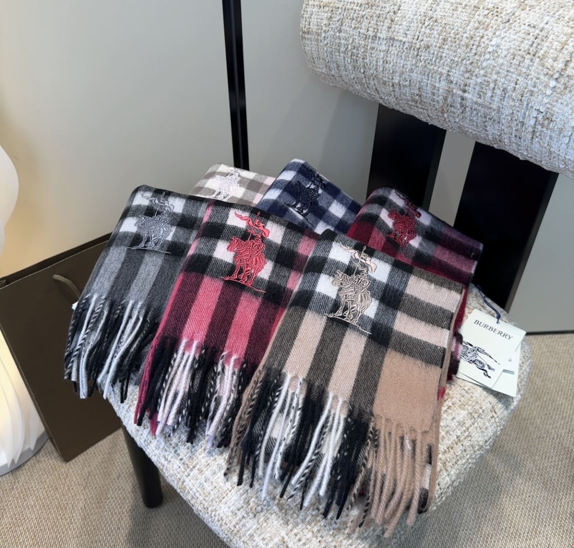 Burberry · 巴宝莉围巾❗️好看的要疯掉了，太有型太有魅力了❗️❗️非常斯文时尚的秋冬单品！真的