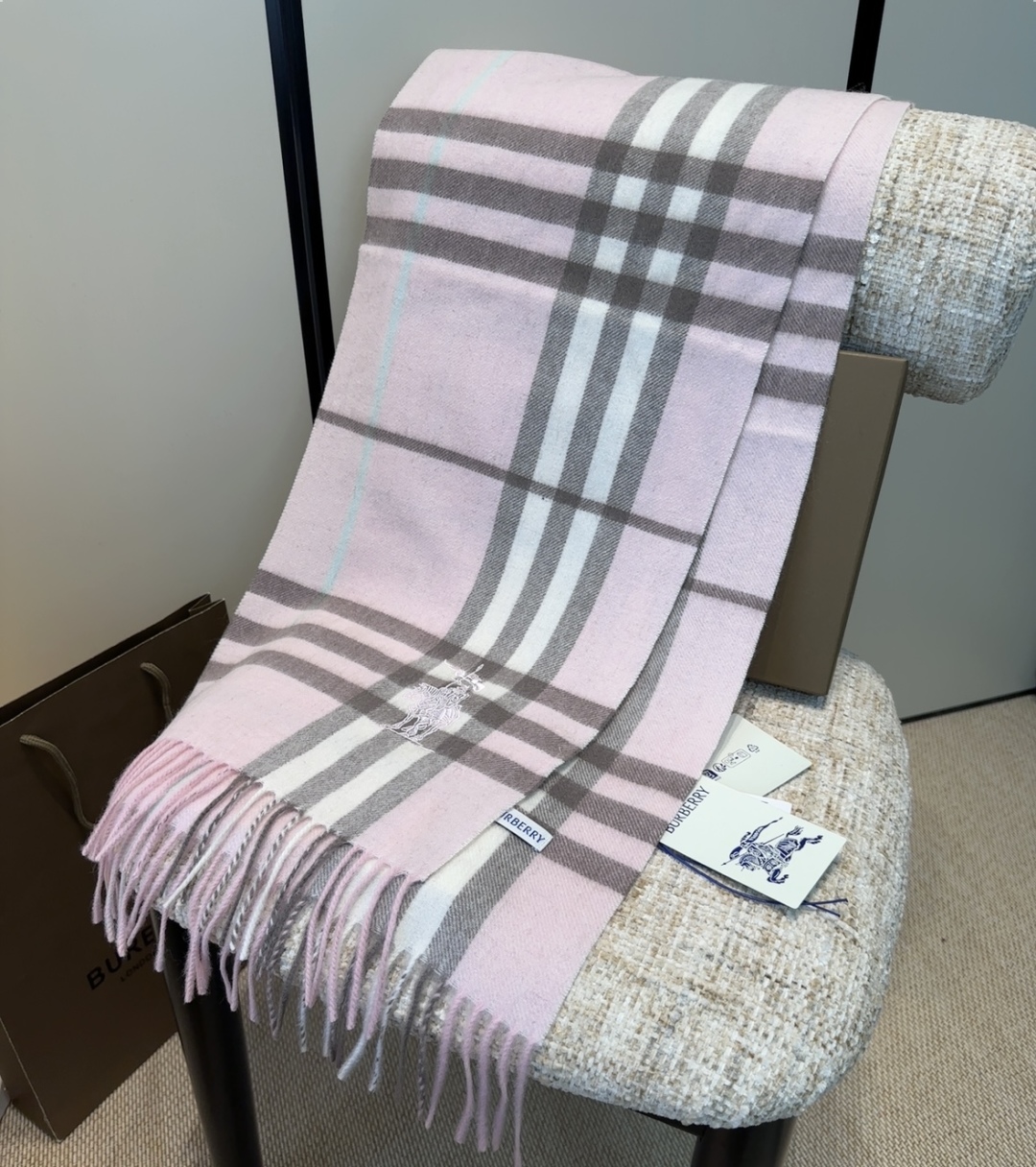 Burberry · 巴宝莉围巾❗️好看的要疯掉了，太有型太有魅力了❗️❗️非常斯文时尚的秋冬单品！真的