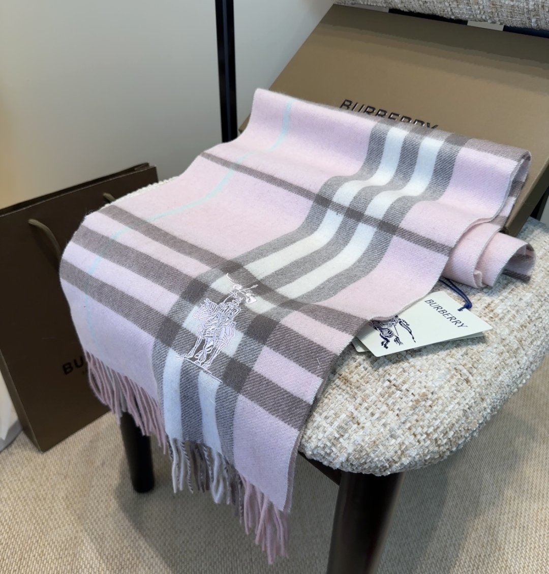Burberry · 巴宝莉围巾❗️好看的要疯掉了，太有型太有魅力了❗️❗️非常斯文时尚的秋冬单品！真的