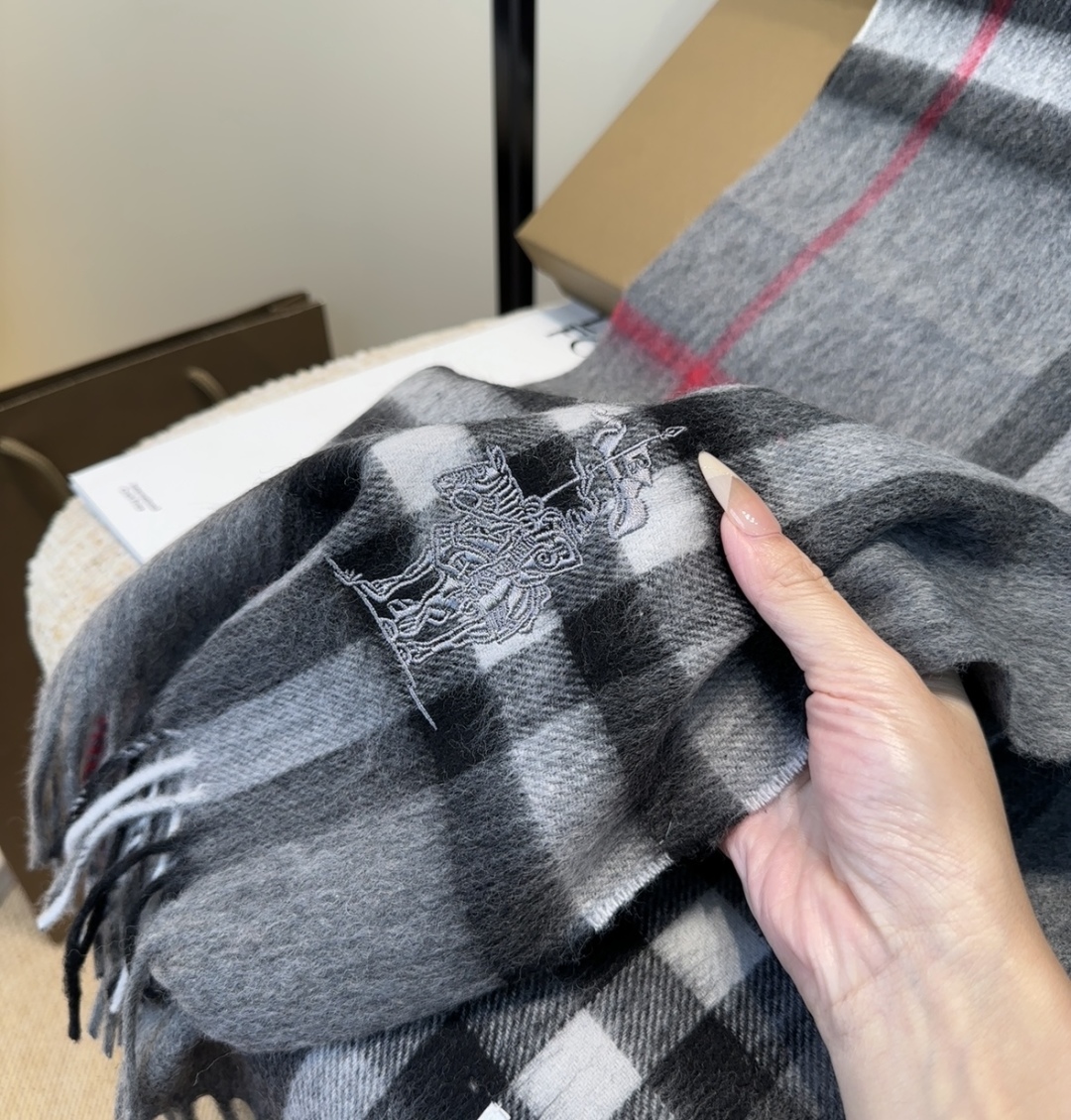 Burberry · 巴宝莉围巾❗️好看的要疯掉了，太有型太有魅力了❗️❗️非常斯文时尚的秋冬单品！真的