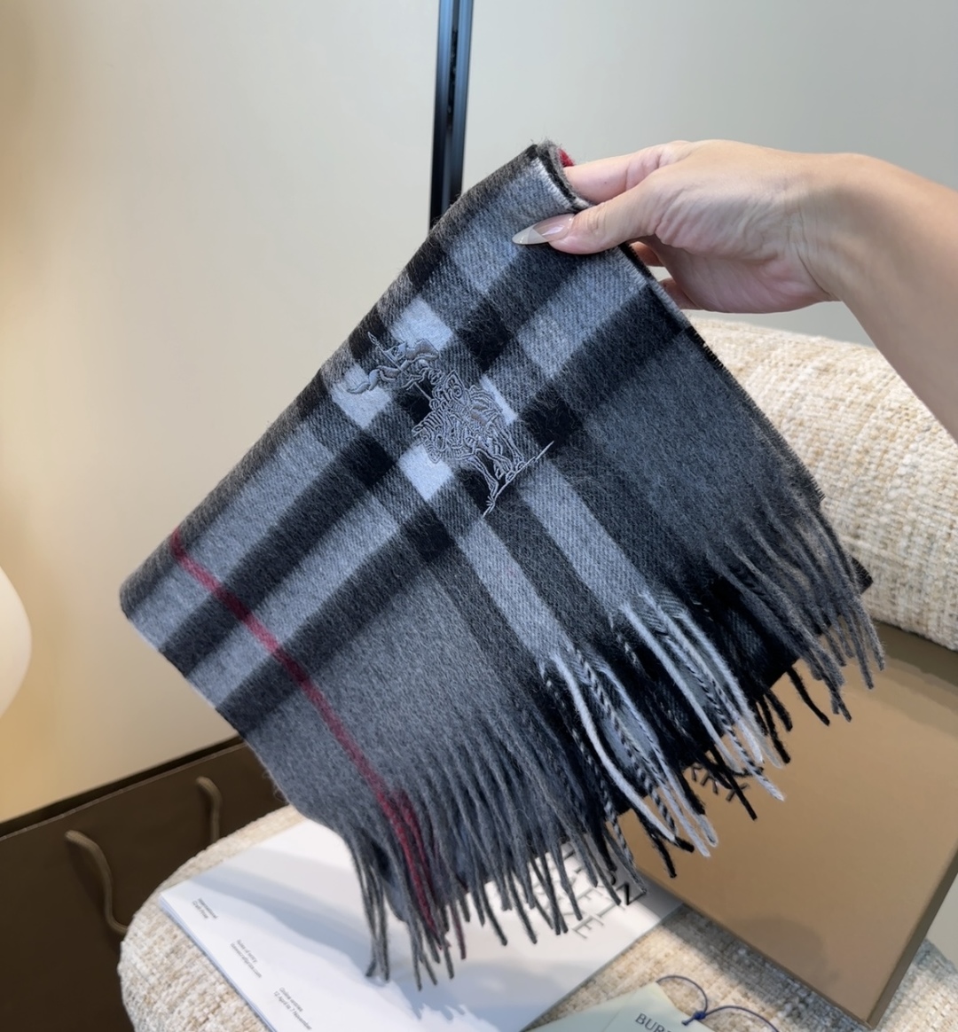 Burberry · 巴宝莉围巾❗️好看的要疯掉了，太有型太有魅力了❗️❗️非常斯文时尚的秋冬单品！真的
