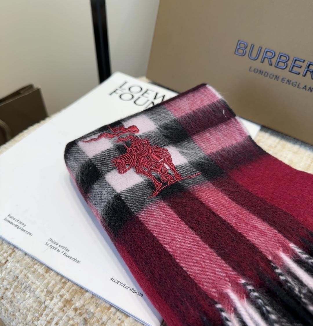 Burberry · 巴宝莉围巾❗️好看的要疯掉了，太有型太有魅力了❗️❗️非常斯文时尚的秋冬单品！真的