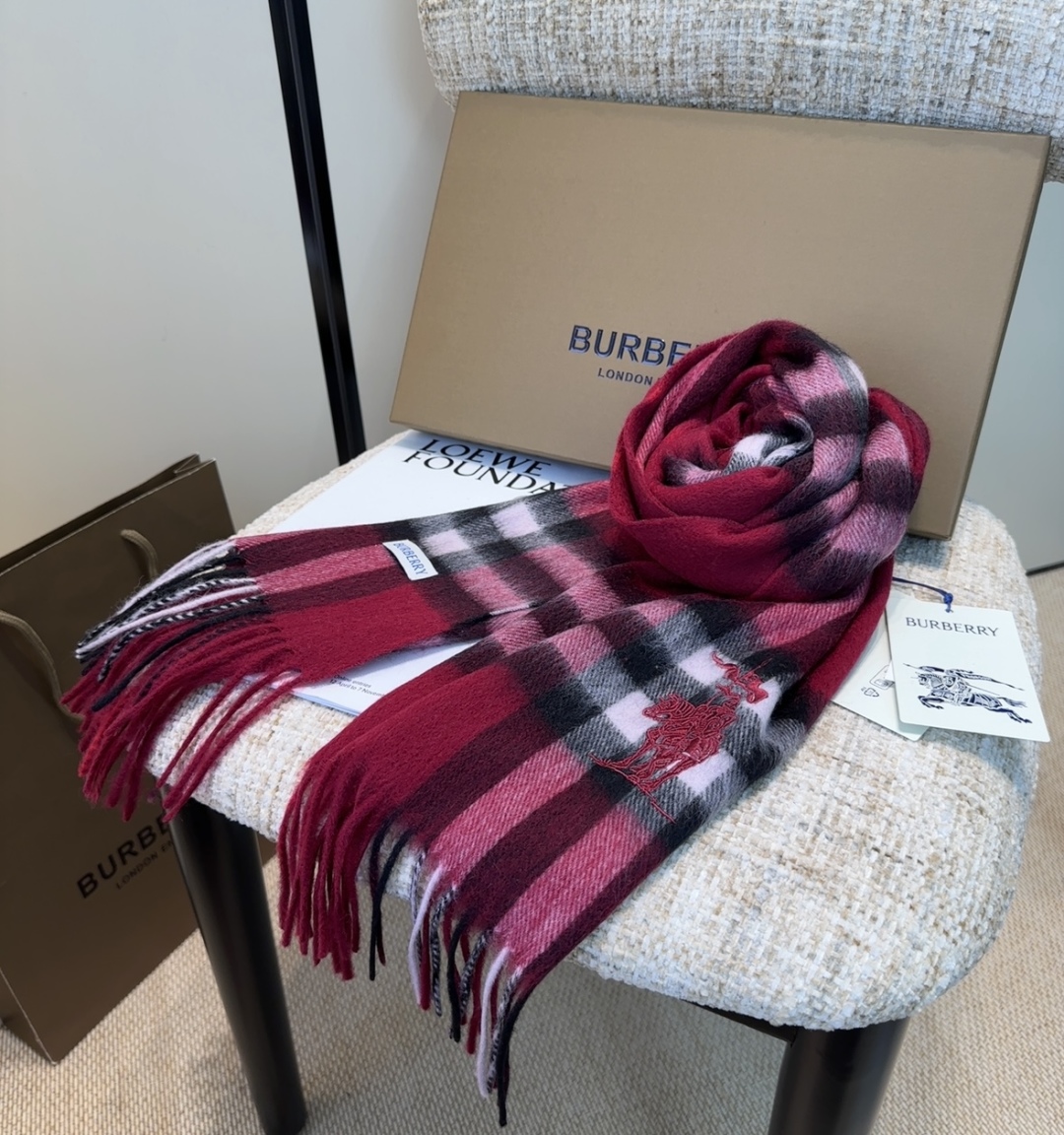 Burberry · 巴宝莉围巾❗️好看的要疯掉了，太有型太有魅力了❗️❗️非常斯文时尚的秋冬单品！真的