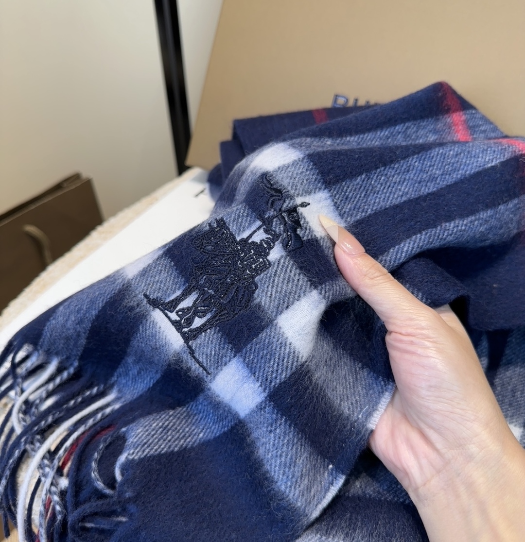 Burberry · 巴宝莉围巾❗️好看的要疯掉了，太有型太有魅力了❗️❗️非常斯文时尚的秋冬单品！真的