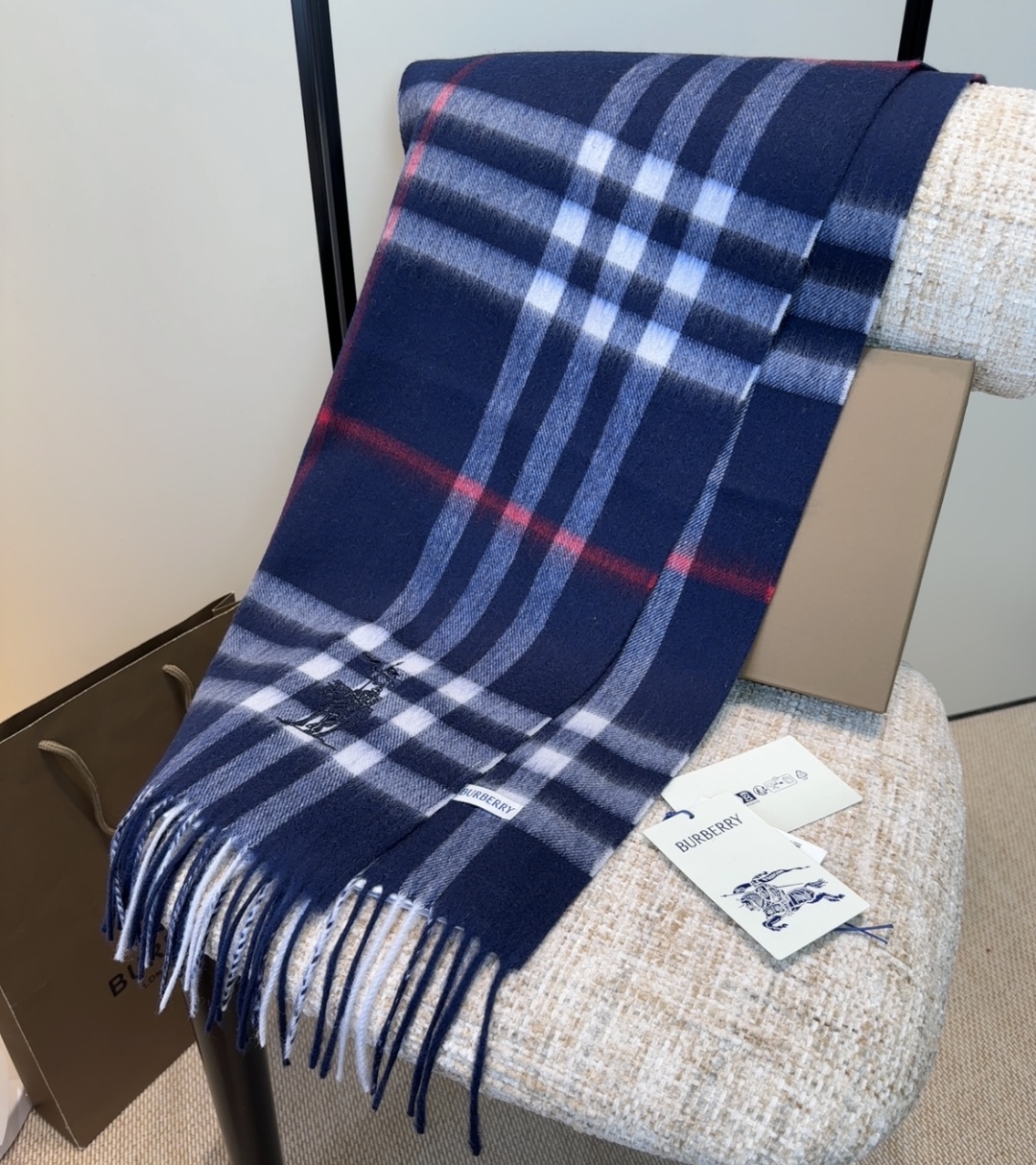 Burberry · 巴宝莉围巾❗️好看的要疯掉了，太有型太有魅力了❗️❗️非常斯文时尚的秋冬单品！真的