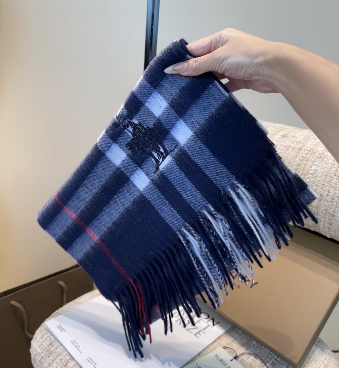 Burberry · 巴宝莉围巾❗️好看的要疯掉了，太有型太有魅力了❗️❗️非常斯文时尚的秋冬单品！真的