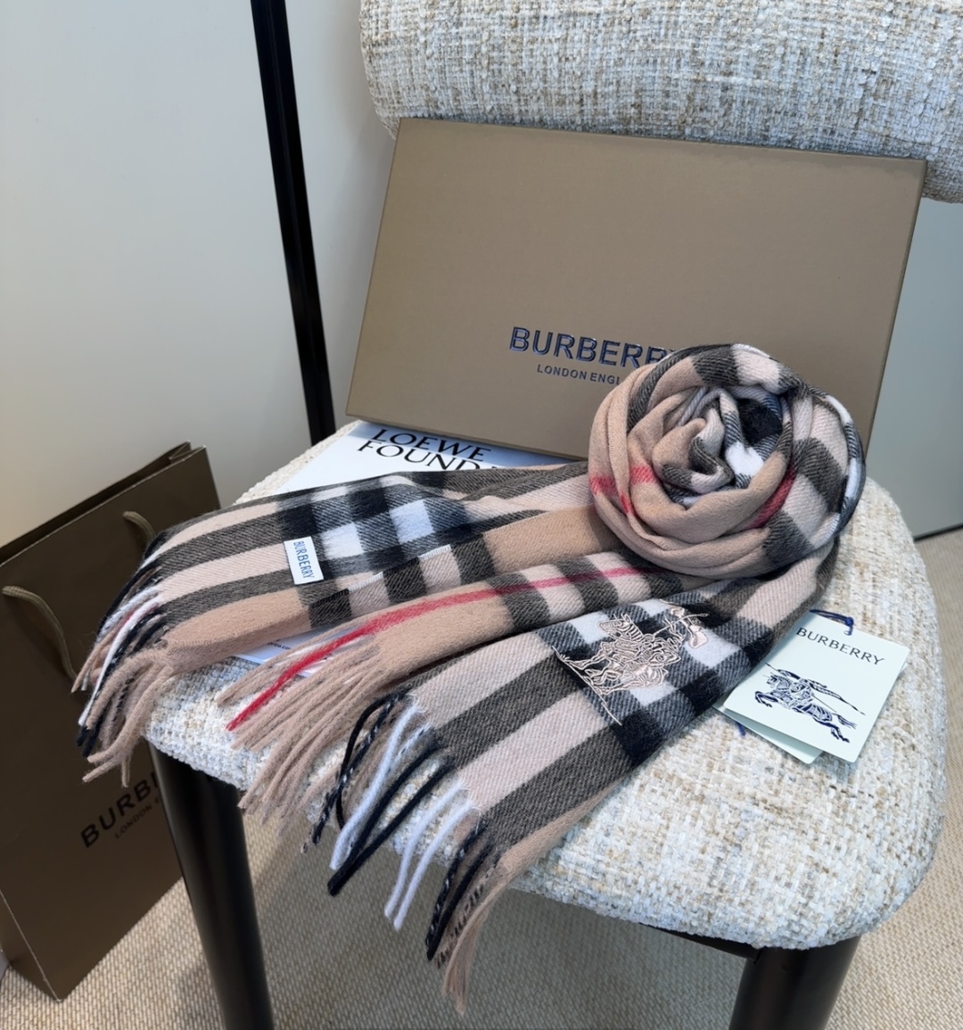 Burberry · 巴宝莉围巾❗️好看的要疯掉了，太有型太有魅力了❗️❗️非常斯文时尚的秋冬单品！真的