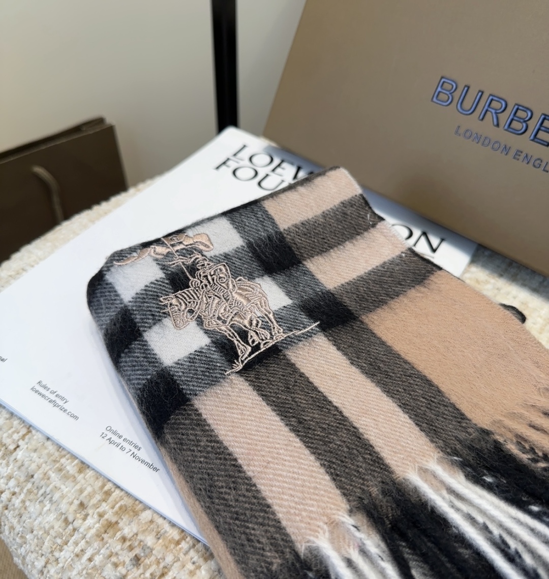 Burberry · 巴宝莉围巾❗️好看的要疯掉了，太有型太有魅力了❗️❗️非常斯文时尚的秋冬单品！真的