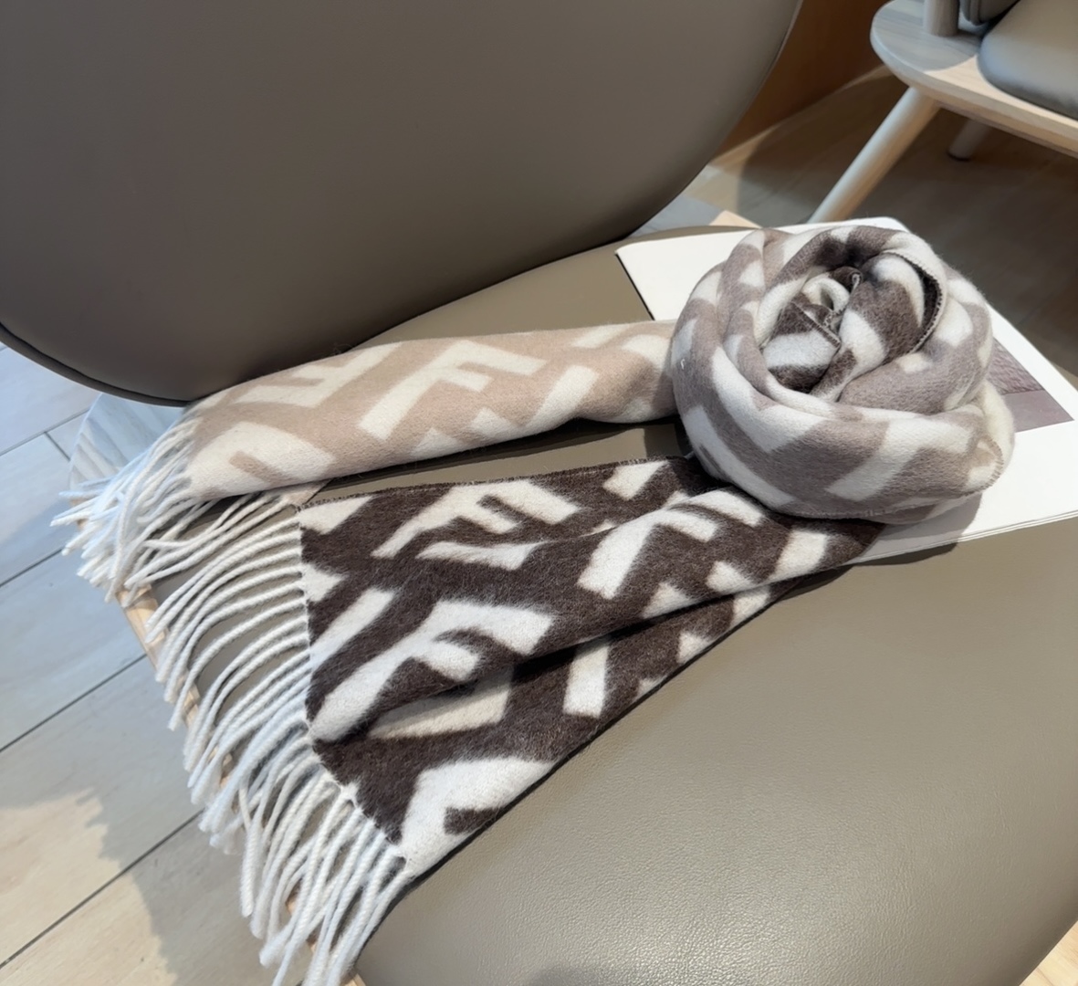 Fendi老花渐变双面羊绒围巾，柔软细腻的双面风格，FF经典提花渐变；柔软的羊毛和羊绒材质。来自Stef