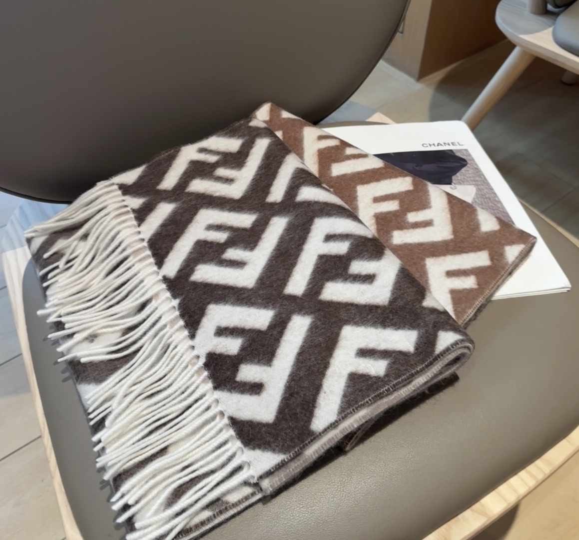 Fendi老花渐变双面羊绒围巾，柔软细腻的双面风格，FF经典提花渐变；柔软的羊毛和羊绒材质。来自Stef