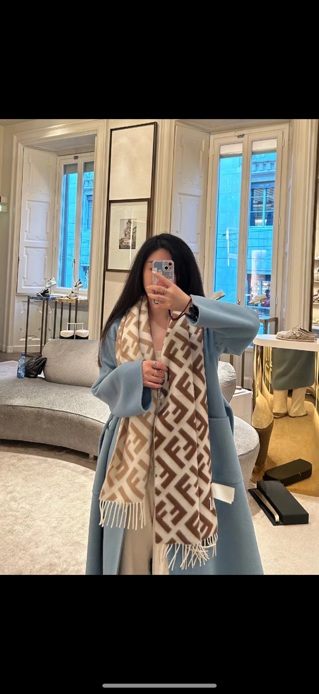 Fendi老花渐变双面羊绒围巾，柔软细腻的双面风格，FF经典提花渐变；柔软的羊毛和羊绒材质。来自Stef