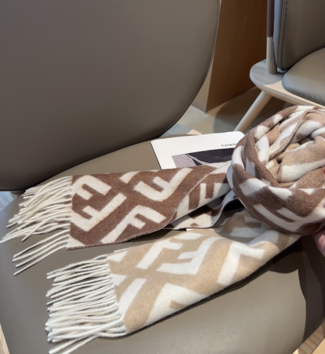 Fendi老花渐变双面羊绒围巾，柔软细腻的双面风格，FF经典提花渐变；柔软的羊毛和羊绒材质。来自Stef