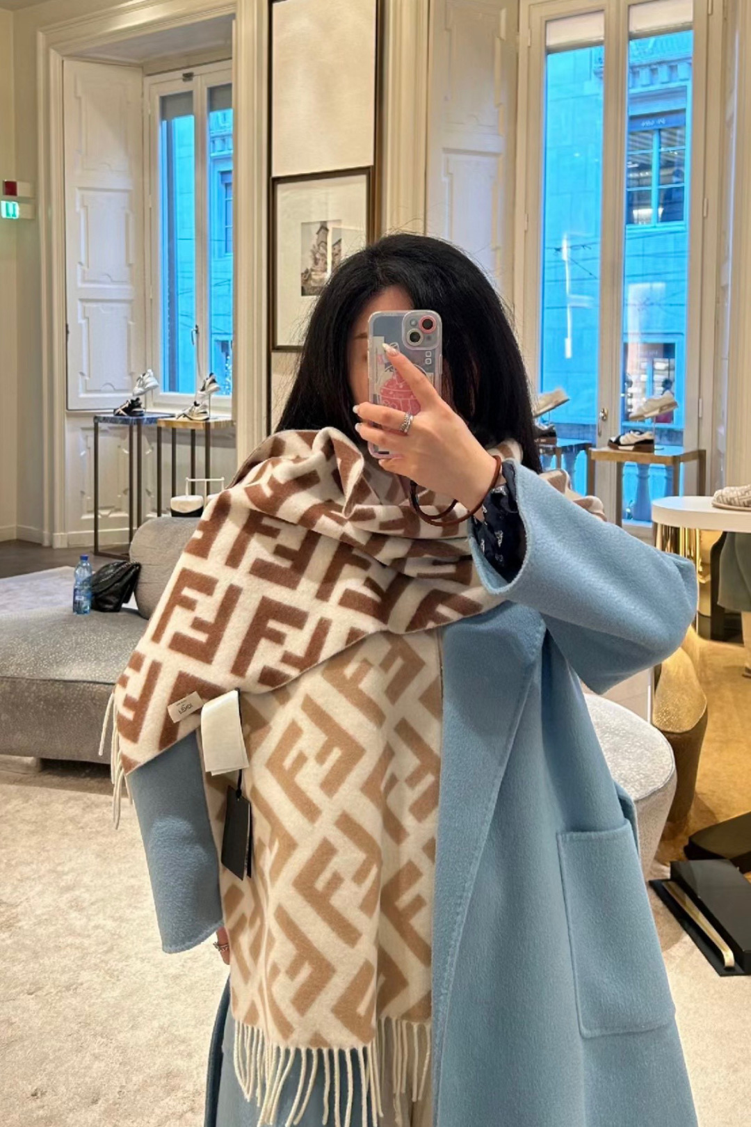 Fendi老花渐变双面羊绒围巾，柔软细腻的双面风格，FF经典提花渐变；柔软的羊毛和羊绒材质。来自Stef