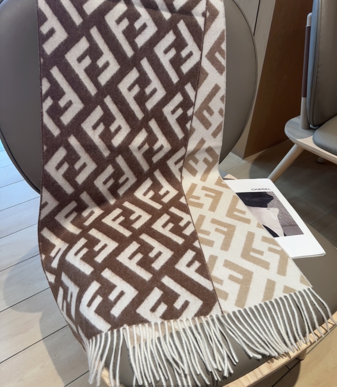 Fendi老花渐变双面羊绒围巾，柔软细腻的双面风格，FF经典提花渐变；柔软的羊毛和羊绒材质。来自Stef