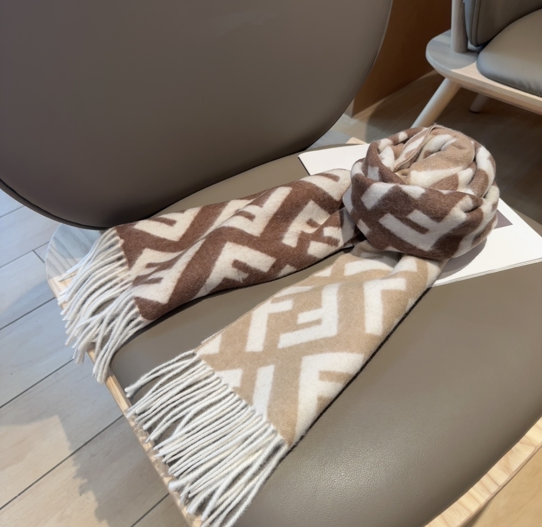 Fendi老花渐变双面羊绒围巾，柔软细腻的双面风格，FF经典提花渐变；柔软的羊毛和羊绒材质。来自Stef