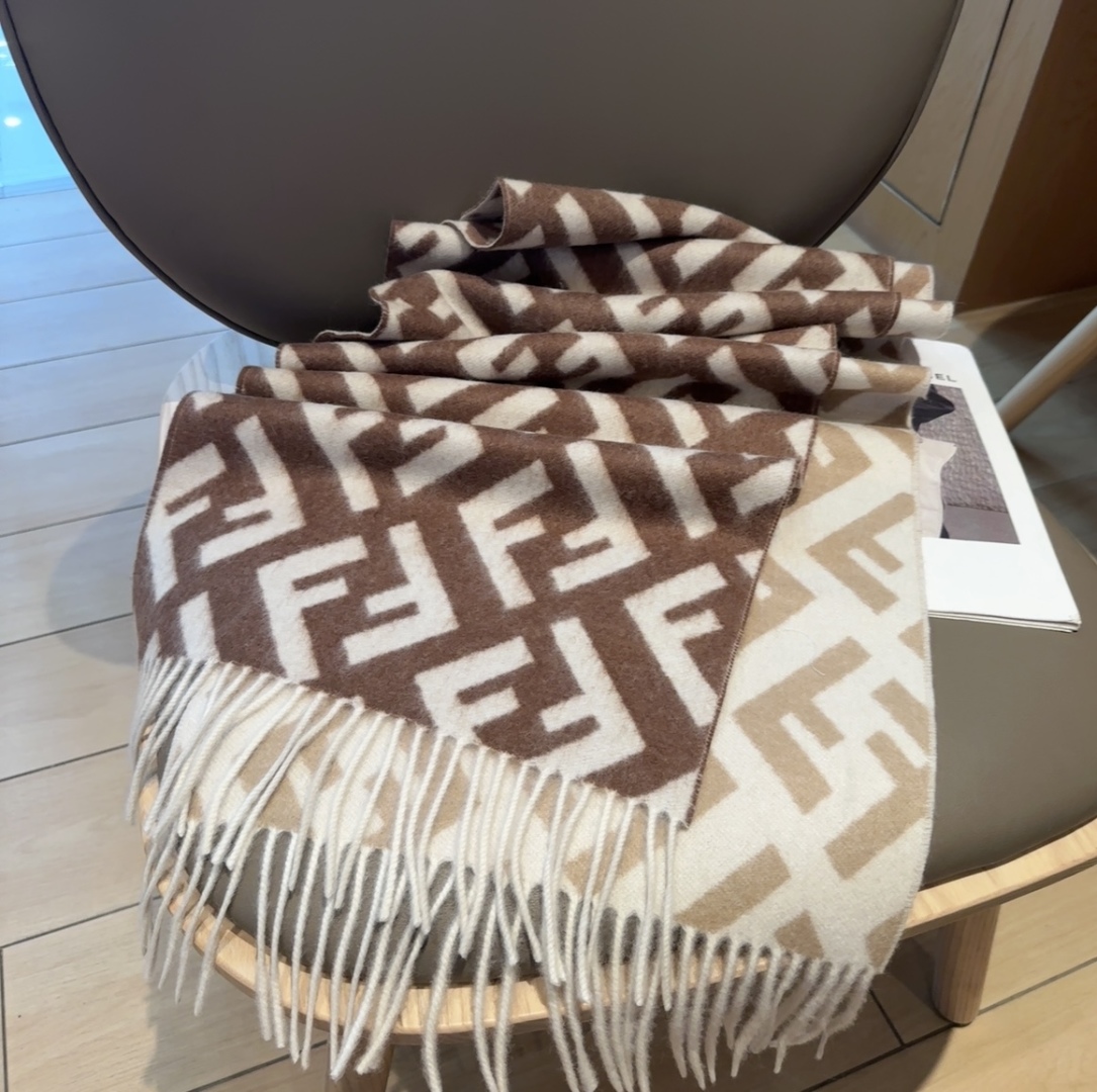 Fendi老花渐变双面羊绒围巾，柔软细腻的双面风格，FF经典提花渐变；柔软的羊毛和羊绒材质。来自Stef
