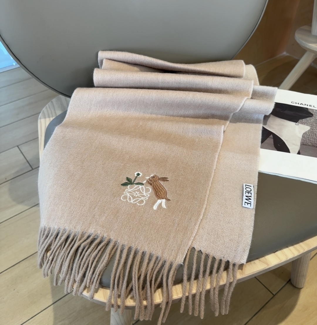 【▪Loewe · 罗意威难得一见的温柔配色，低调又不失优雅❗】重点推荐❗双面配色，一条围巾两种风格搭配