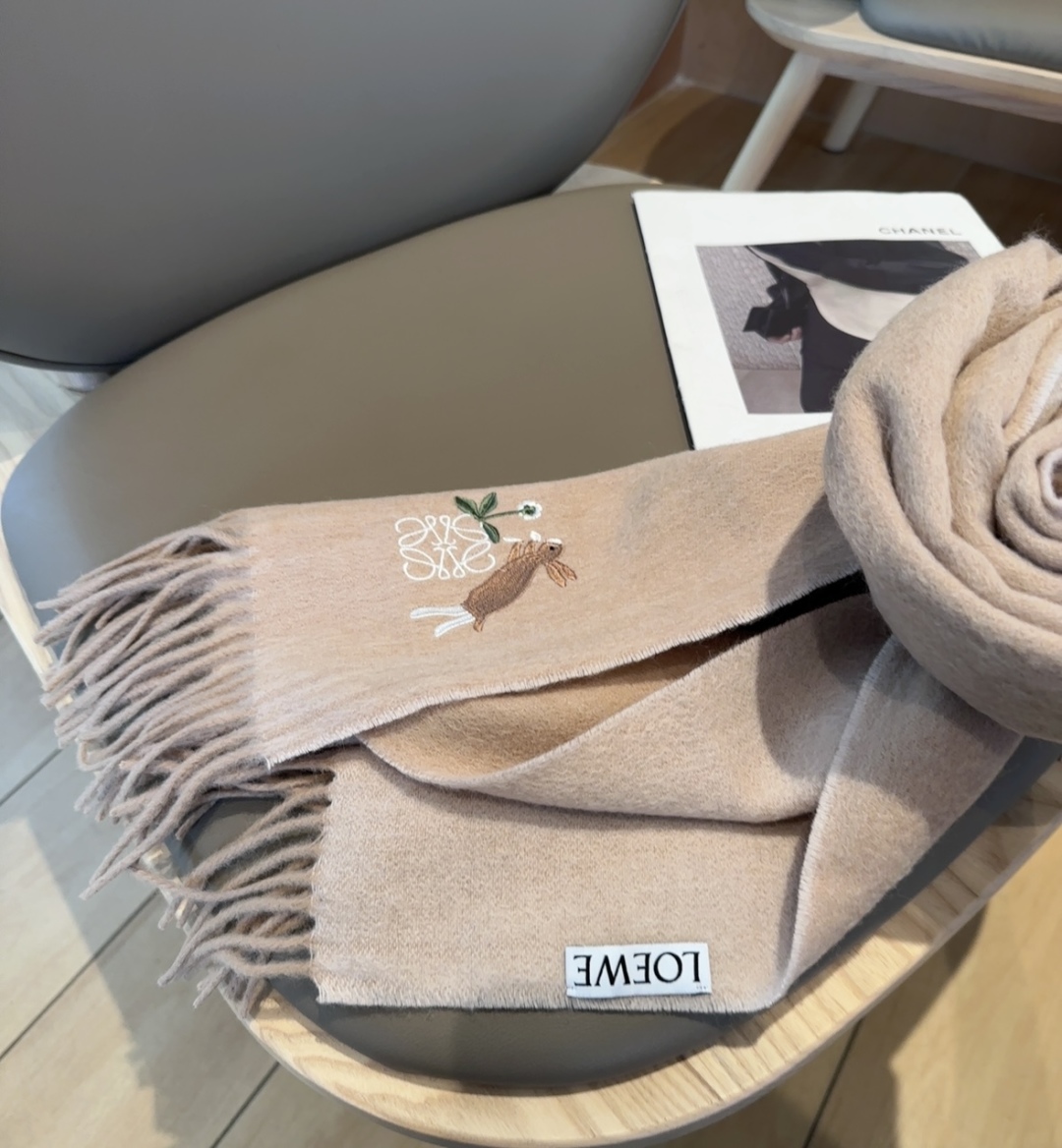 【▪Loewe · 罗意威难得一见的温柔配色，低调又不失优雅❗】重点推荐❗双面配色，一条围巾两种风格搭配