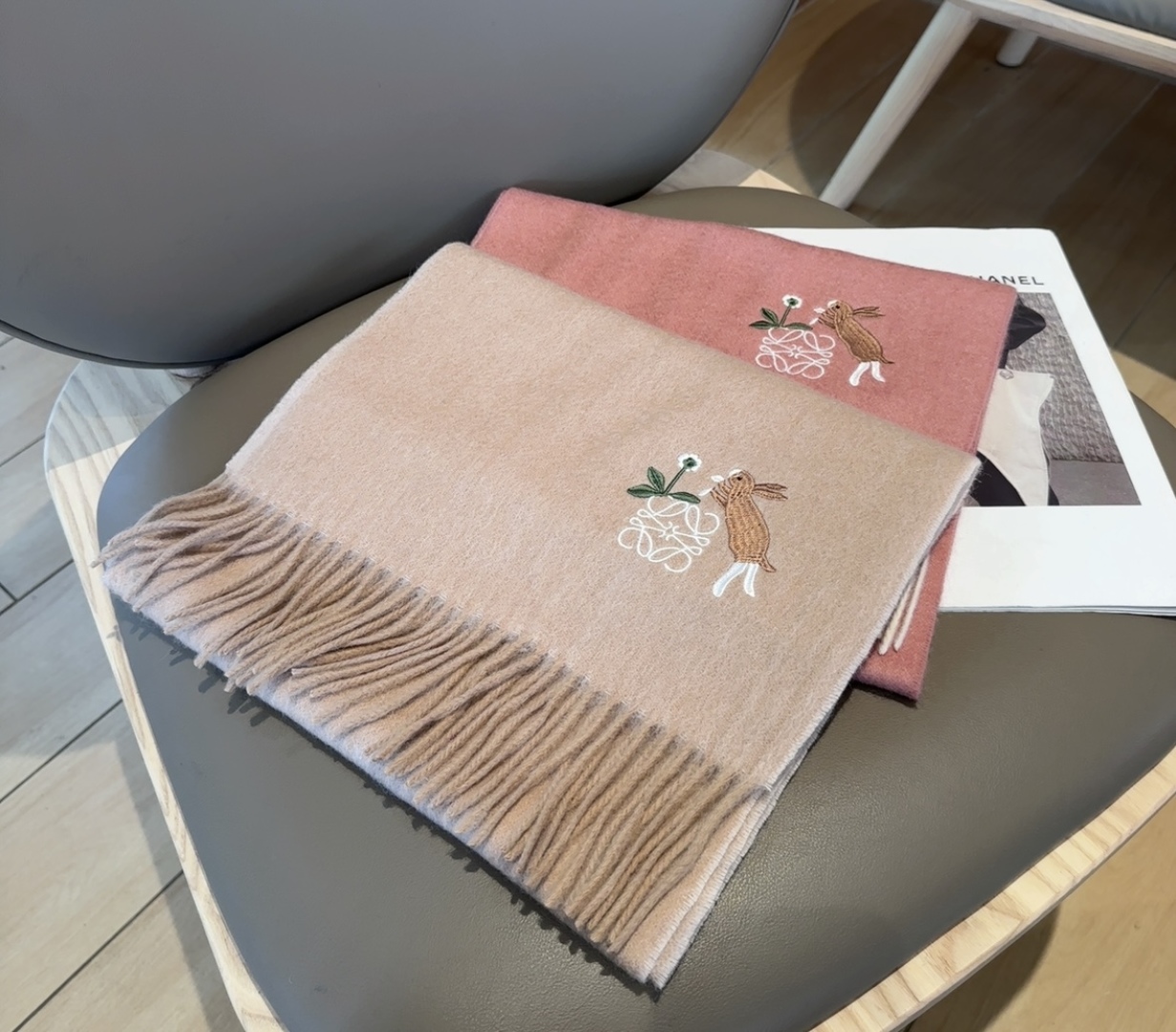 【▪Loewe · 罗意威难得一见的温柔配色，低调又不失优雅❗】重点推荐❗双面配色，一条围巾两种风格搭配