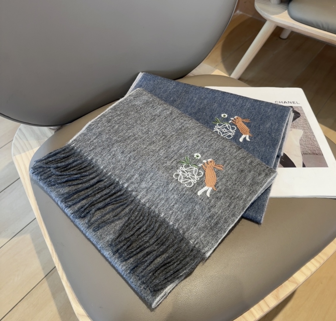 【▪Loewe · 罗意威难得一见的温柔配色，低调又不失优雅❗】重点推荐❗双面配色，一条围巾两种风格搭配