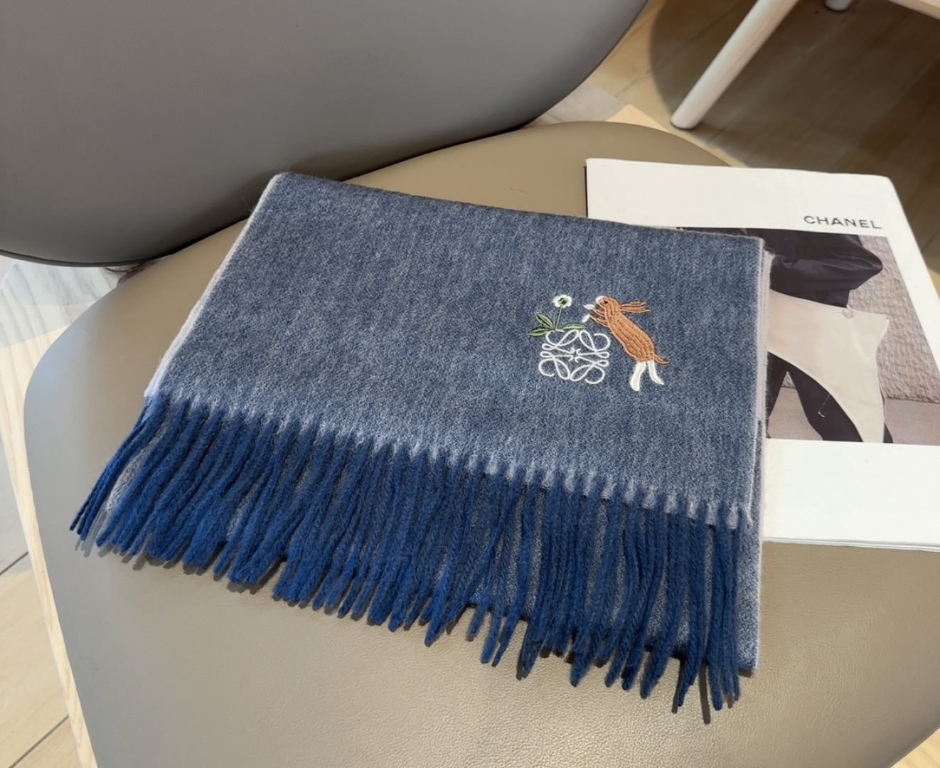 【▪Loewe · 罗意威难得一见的温柔配色，低调又不失优雅❗】重点推荐❗双面配色，一条围巾两种风格搭配