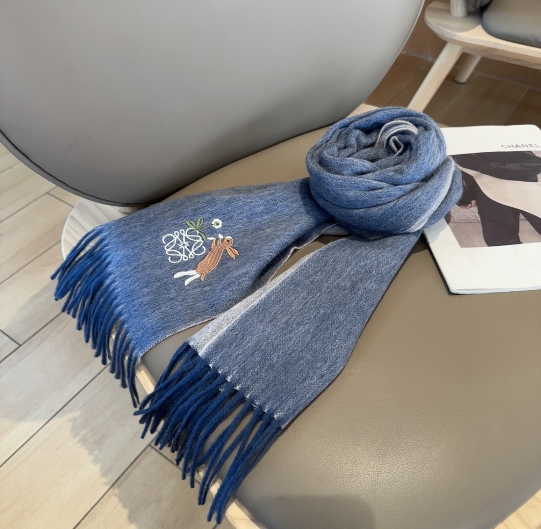 【▪Loewe · 罗意威难得一见的温柔配色，低调又不失优雅❗】重点推荐❗双面配色，一条围巾两种风格搭配