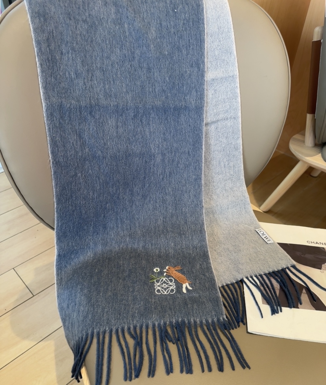 【▪Loewe · 罗意威难得一见的温柔配色，低调又不失优雅❗】重点推荐❗双面配色，一条围巾两种风格搭配