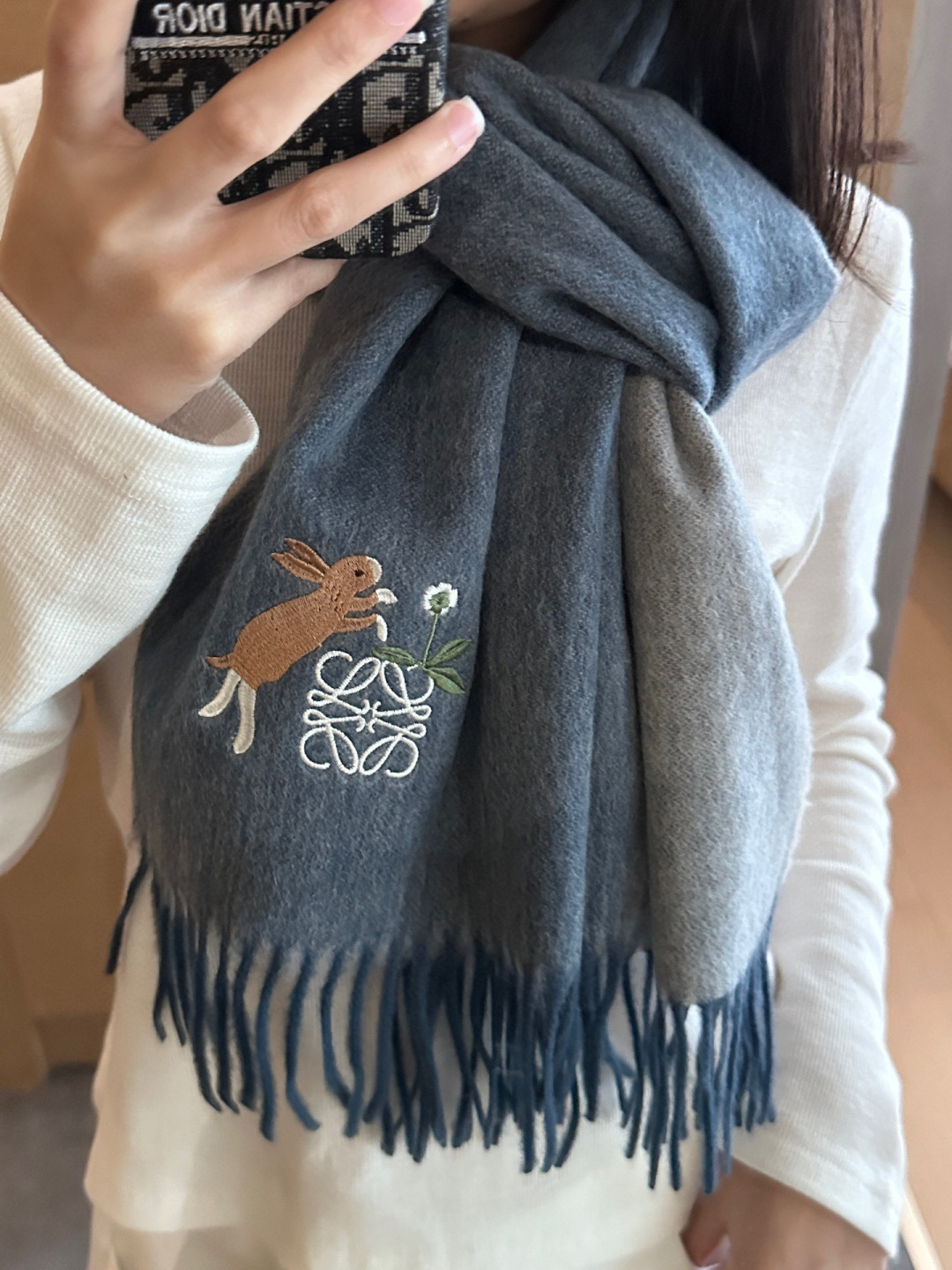 【▪Loewe · 罗意威难得一见的温柔配色，低调又不失优雅❗】重点推荐❗双面配色，一条围巾两种风格搭配