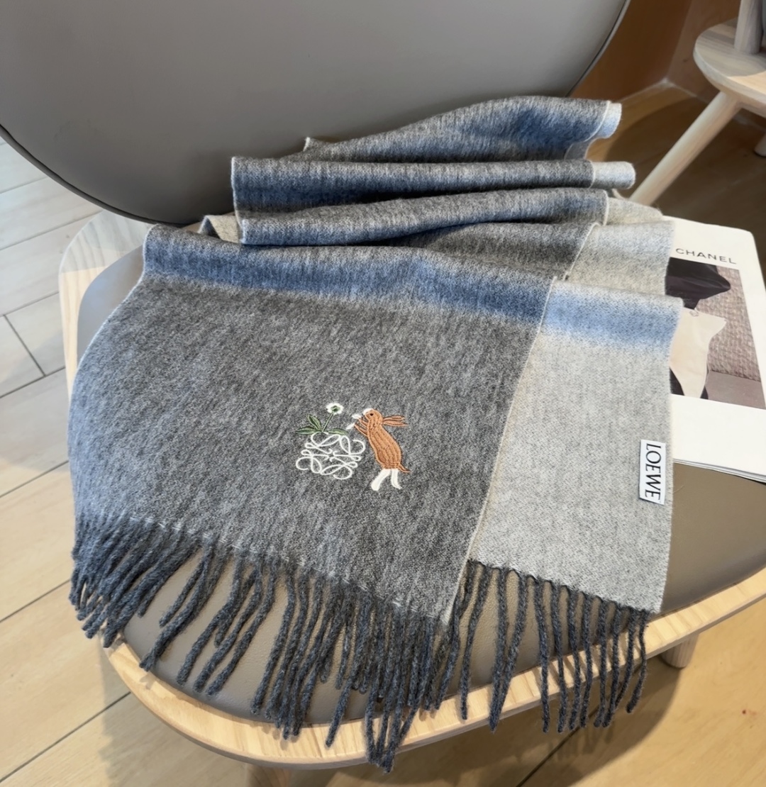 【▪Loewe · 罗意威难得一见的温柔配色，低调又不失优雅❗】重点推荐❗双面配色，一条围巾两种风格搭配