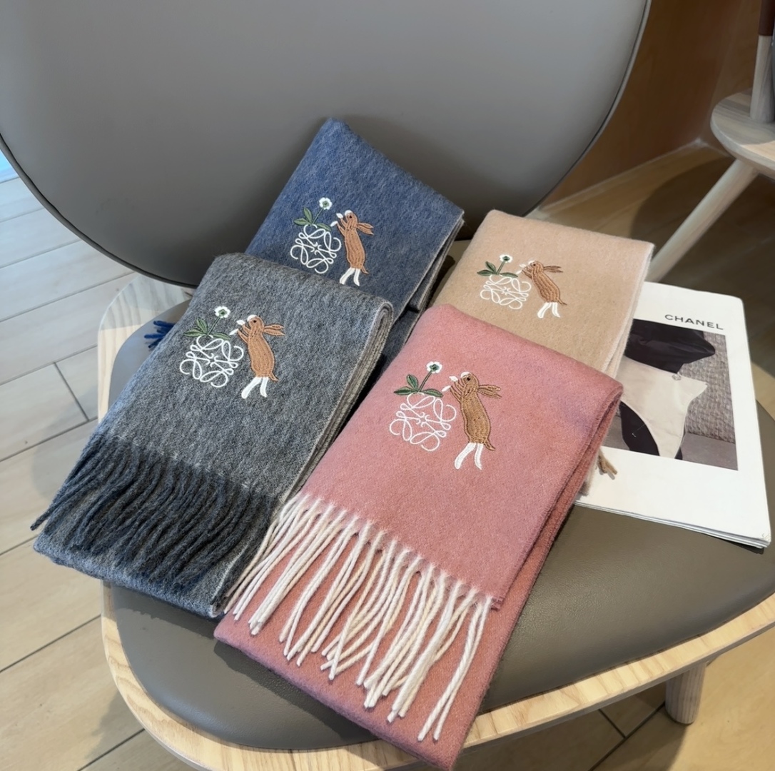 【▪Loewe · 罗意威难得一见的温柔配色，低调又不失优雅❗】重点推荐❗双面配色，一条围巾两种风格搭配