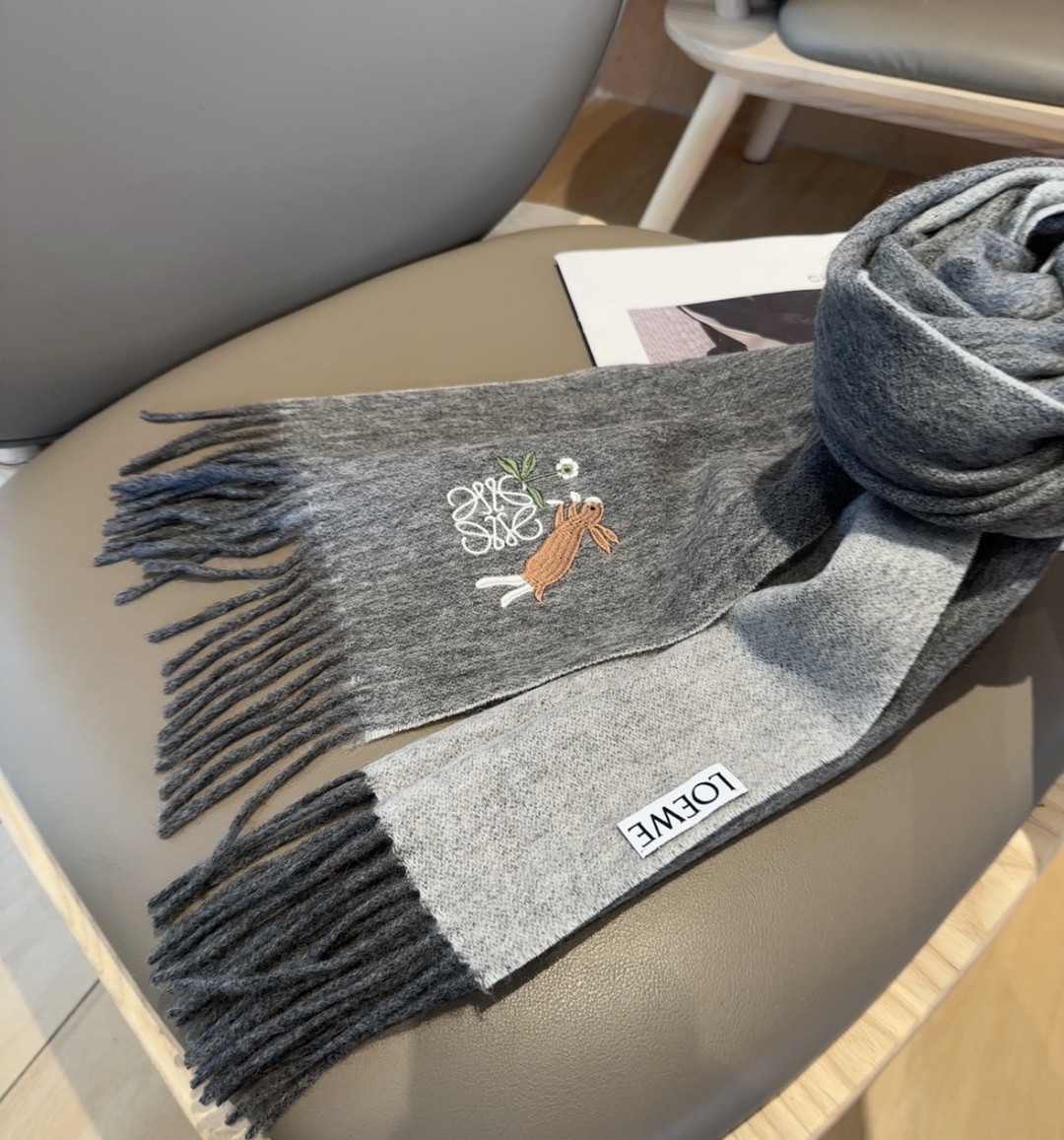 【▪Loewe · 罗意威难得一见的温柔配色，低调又不失优雅❗】重点推荐❗双面配色，一条围巾两种风格搭配