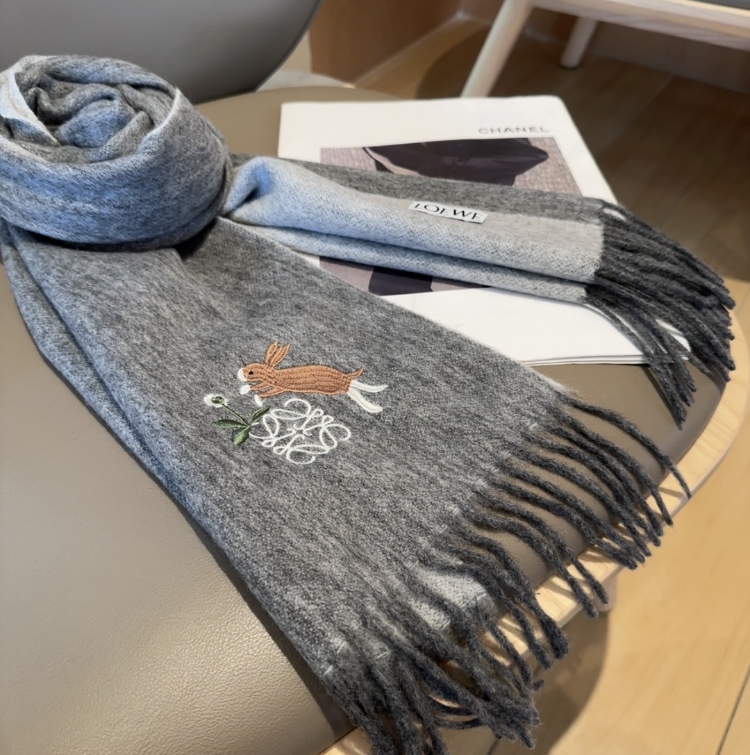 【▪Loewe · 罗意威难得一见的温柔配色，低调又不失优雅❗】重点推荐❗双面配色，一条围巾两种风格搭配