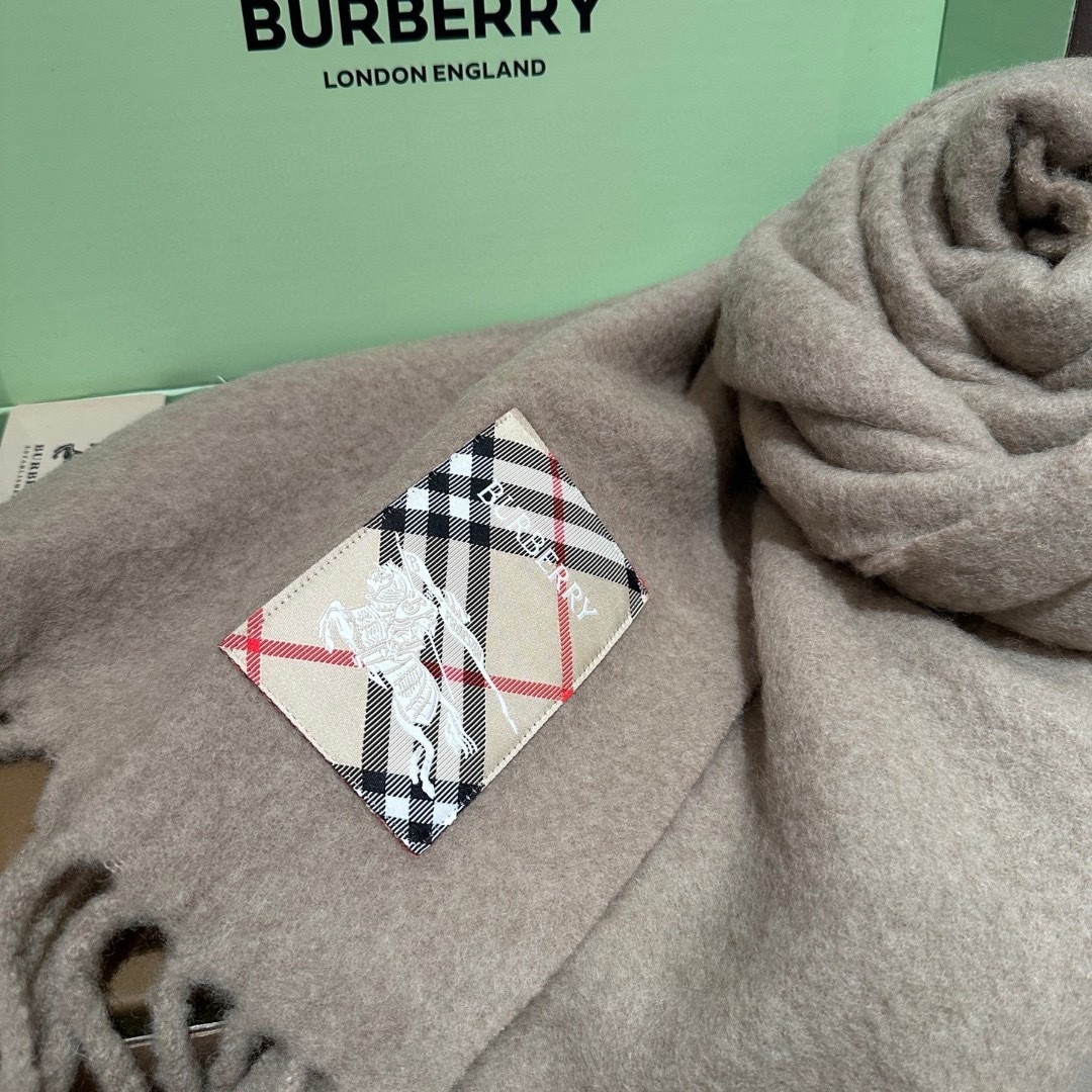 ▪❤️️巴宝莉超美新款马海毛围巾！超级推荐入手！】质感好货！主打的马海毛围巾~据说超难买哦！！打了好多次