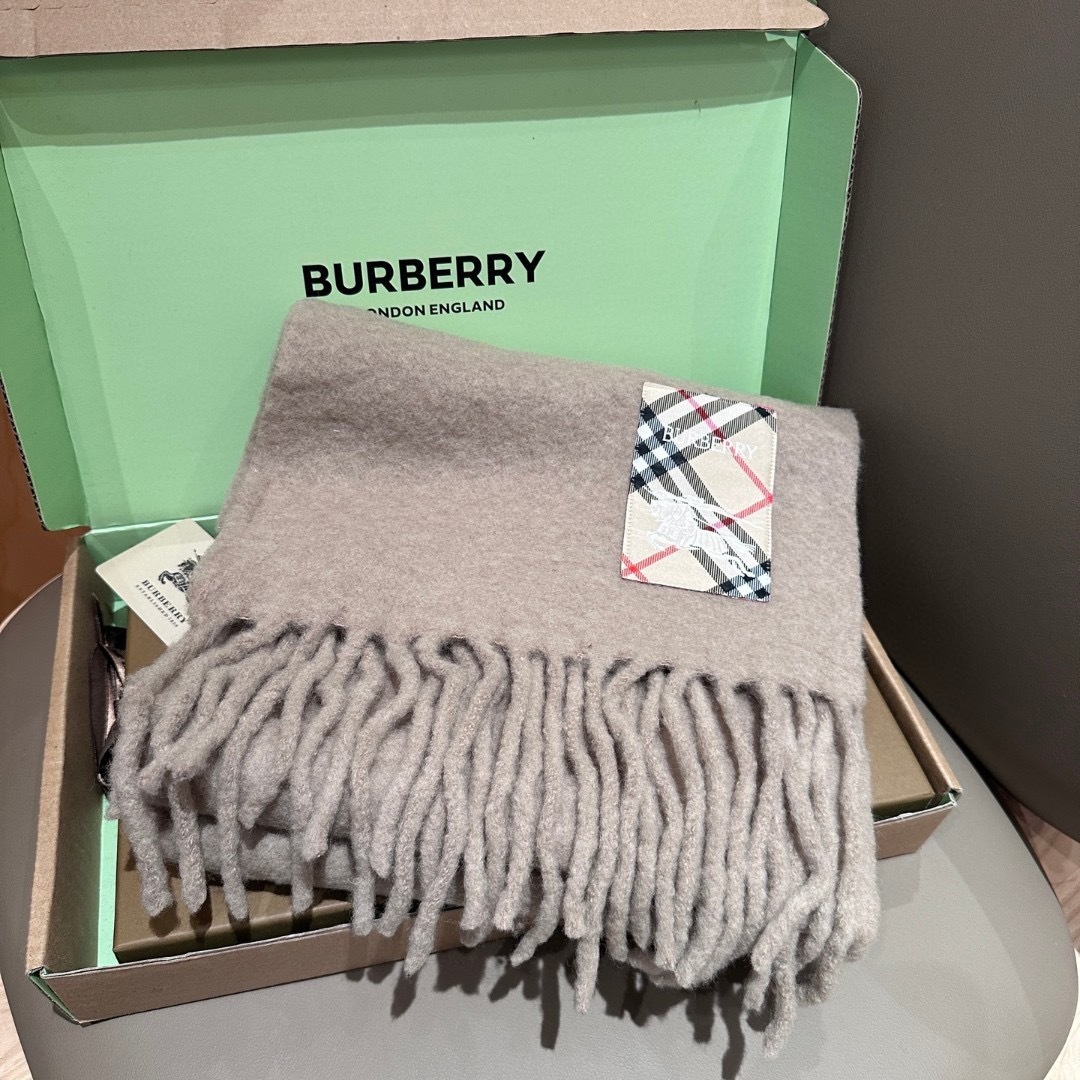 ▪❤️️巴宝莉超美新款马海毛围巾！超级推荐入手！】质感好货！主打的马海毛围巾~据说超难买哦！！打了好多次