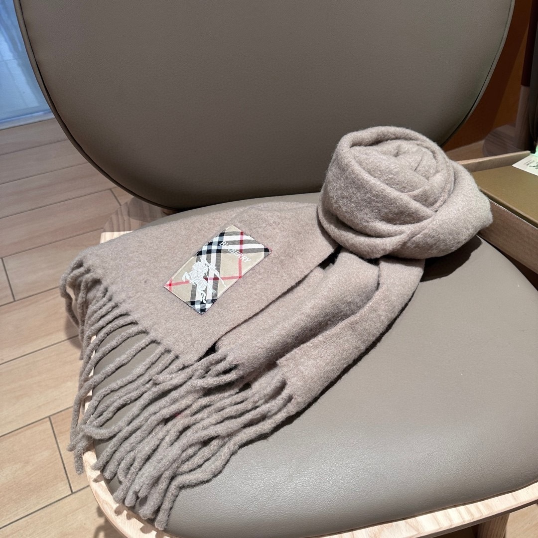 ▪❤️️巴宝莉超美新款马海毛围巾！超级推荐入手！】质感好货！主打的马海毛围巾~据说超难买哦！！打了好多次