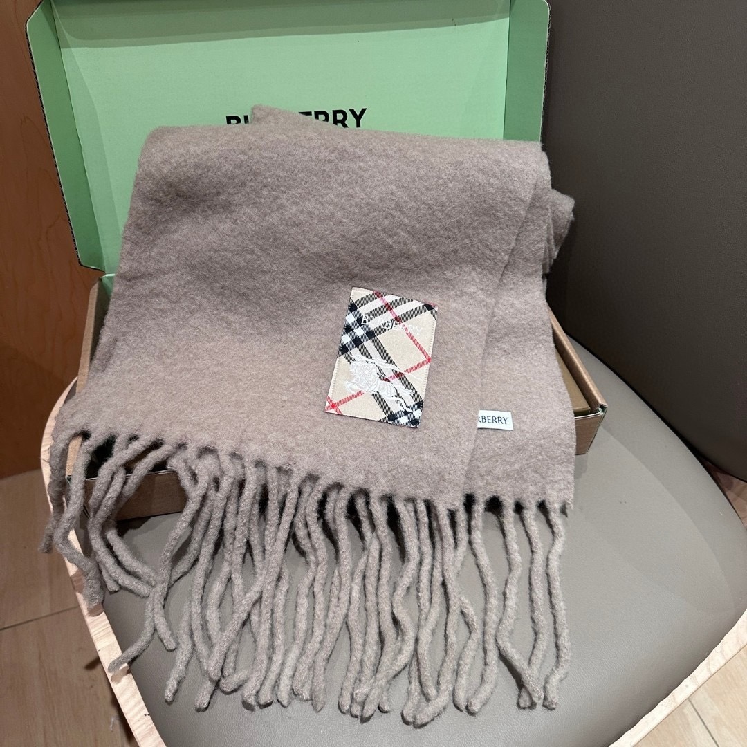 ▪❤️️巴宝莉超美新款马海毛围巾！超级推荐入手！】质感好货！主打的马海毛围巾~据说超难买哦！！打了好多次