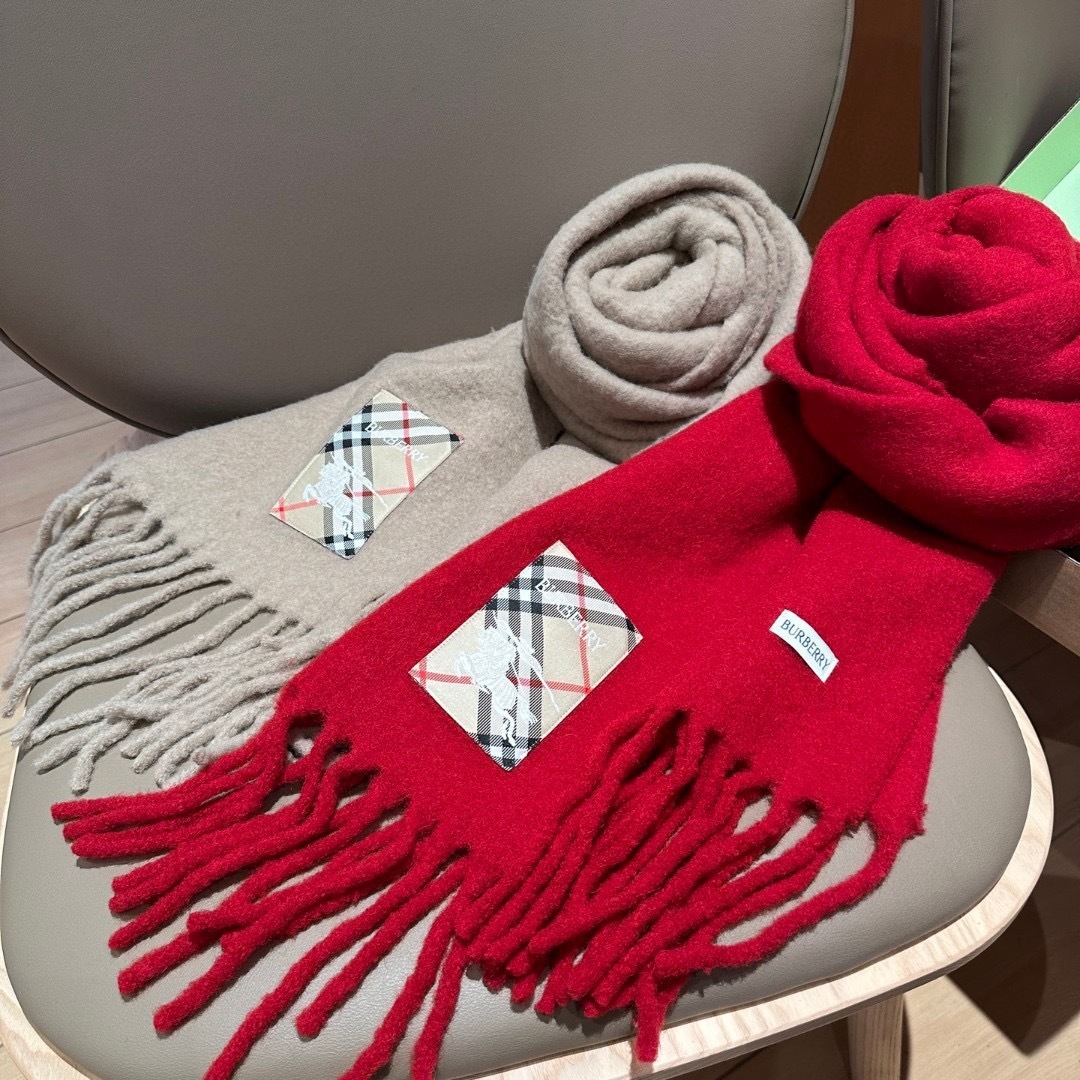 ▪❤️️巴宝莉超美新款马海毛围巾！超级推荐入手！】质感好货！主打的马海毛围巾~据说超难买哦！！打了好多次