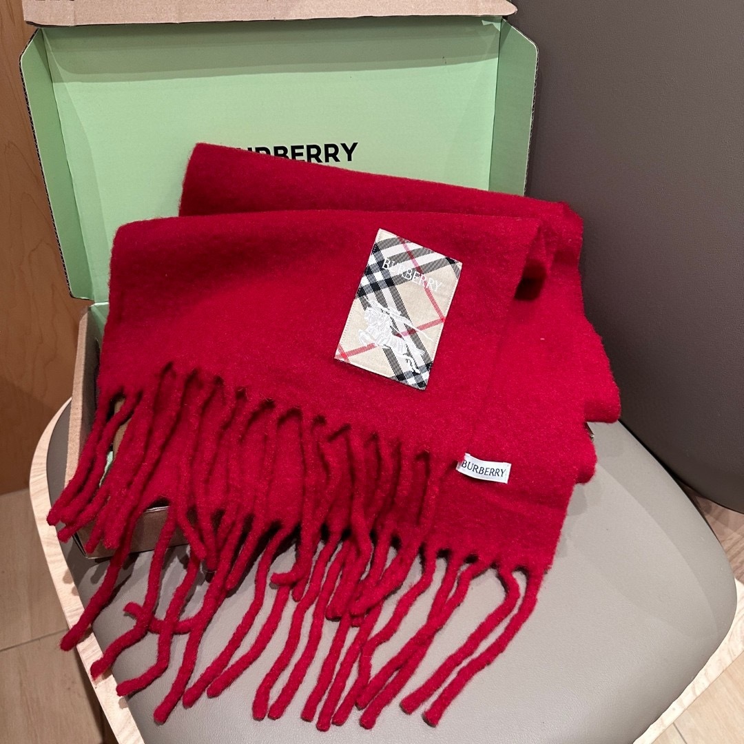 ▪❤️️巴宝莉超美新款马海毛围巾！超级推荐入手！】质感好货！主打的马海毛围巾~据说超难买哦！！打了好多次