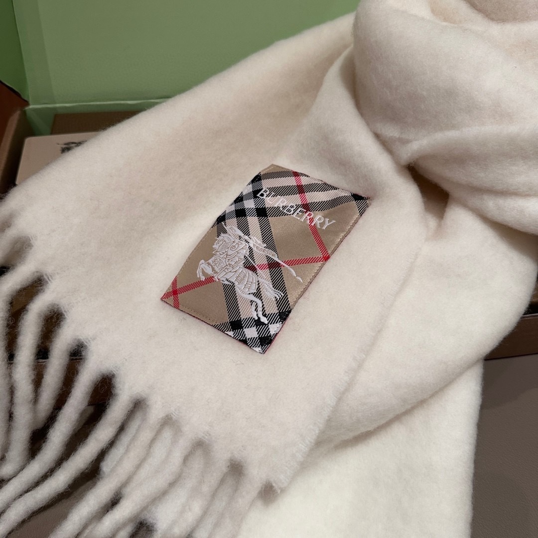 ▪❤️️巴宝莉超美新款马海毛围巾！超级推荐入手！】质感好货！主打的马海毛围巾~据说超难买哦！！打了好多次