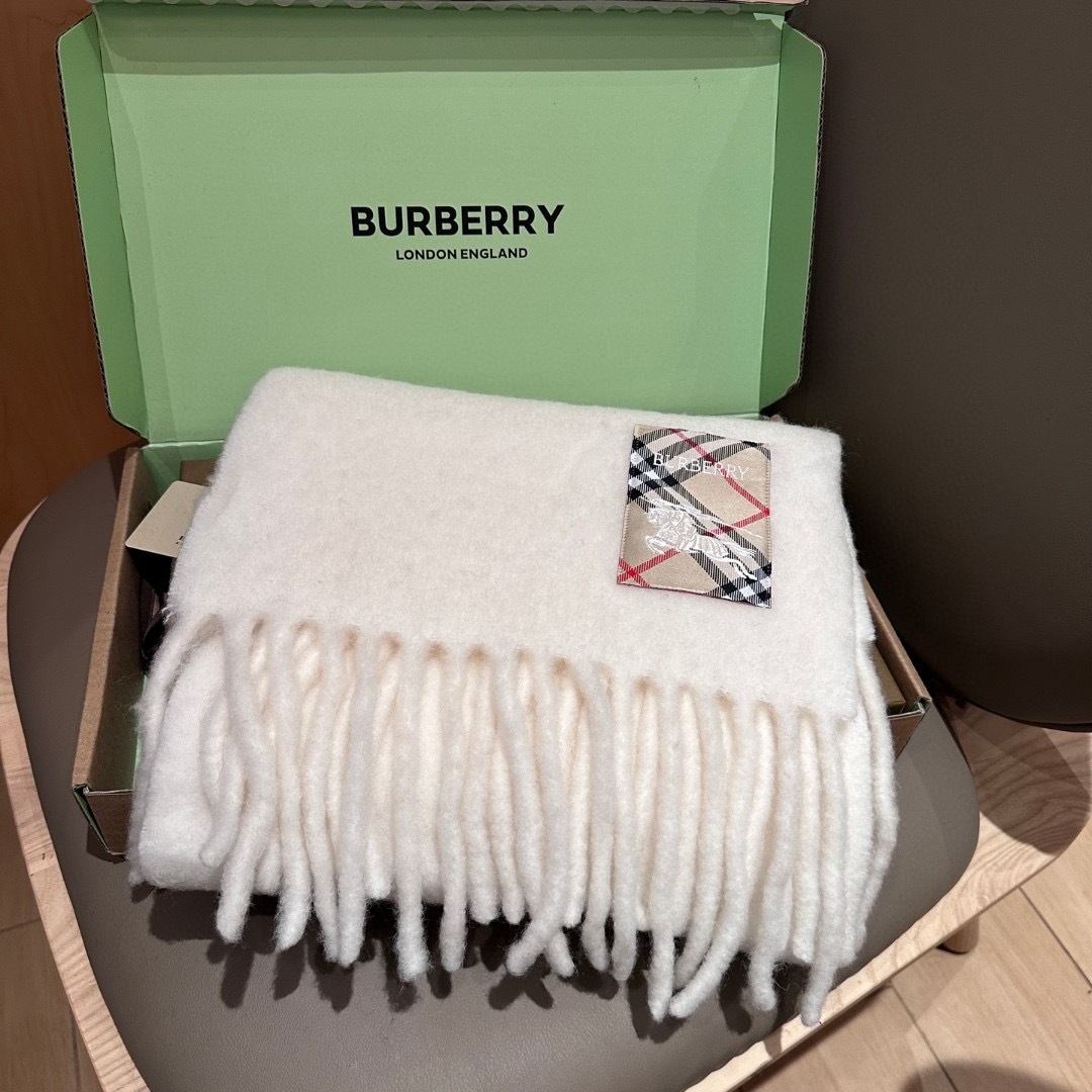 ▪❤️️巴宝莉超美新款马海毛围巾！超级推荐入手！】质感好货！主打的马海毛围巾~据说超难买哦！！打了好多次