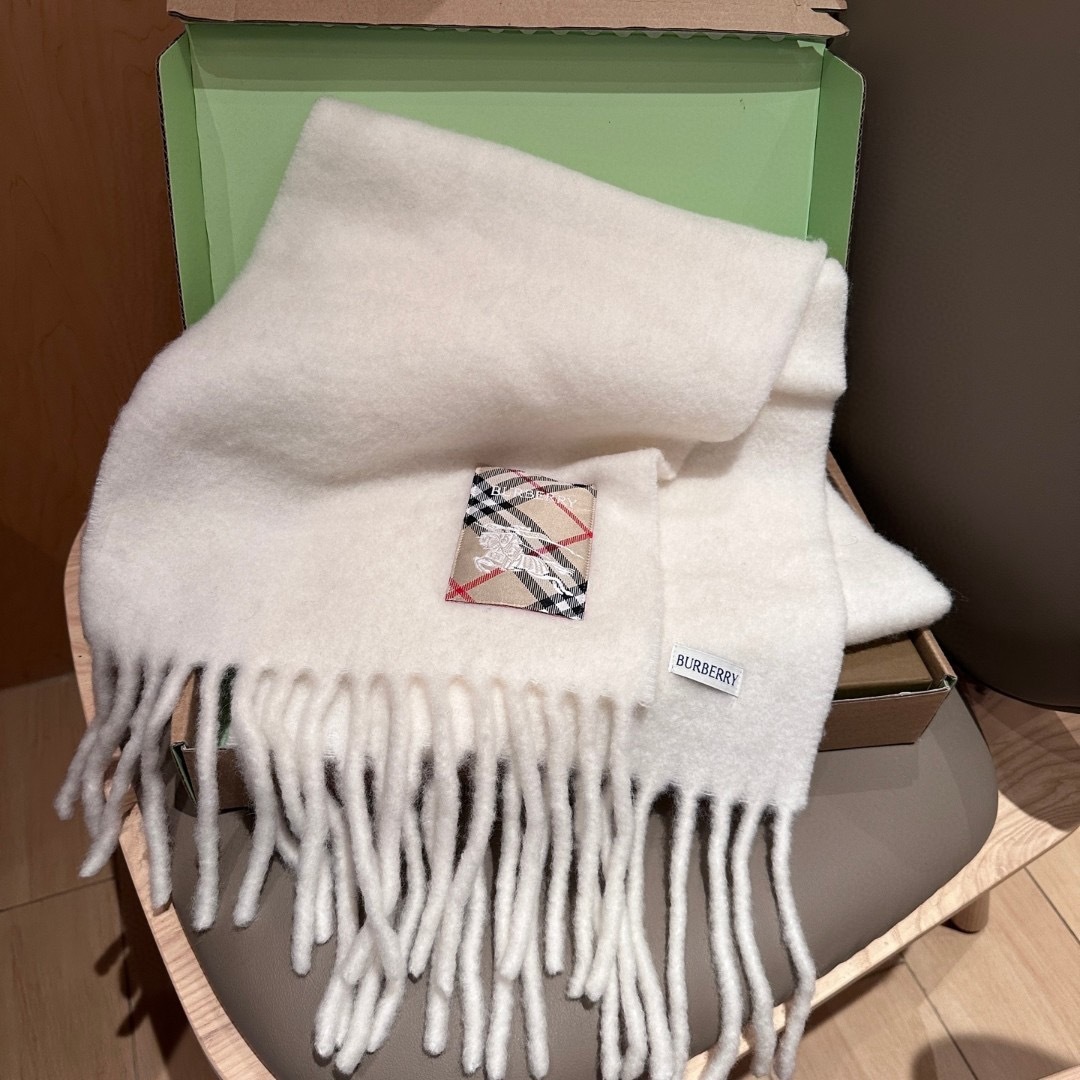 ▪❤️️巴宝莉超美新款马海毛围巾！超级推荐入手！】质感好货！主打的马海毛围巾~据说超难买哦！！打了好多次