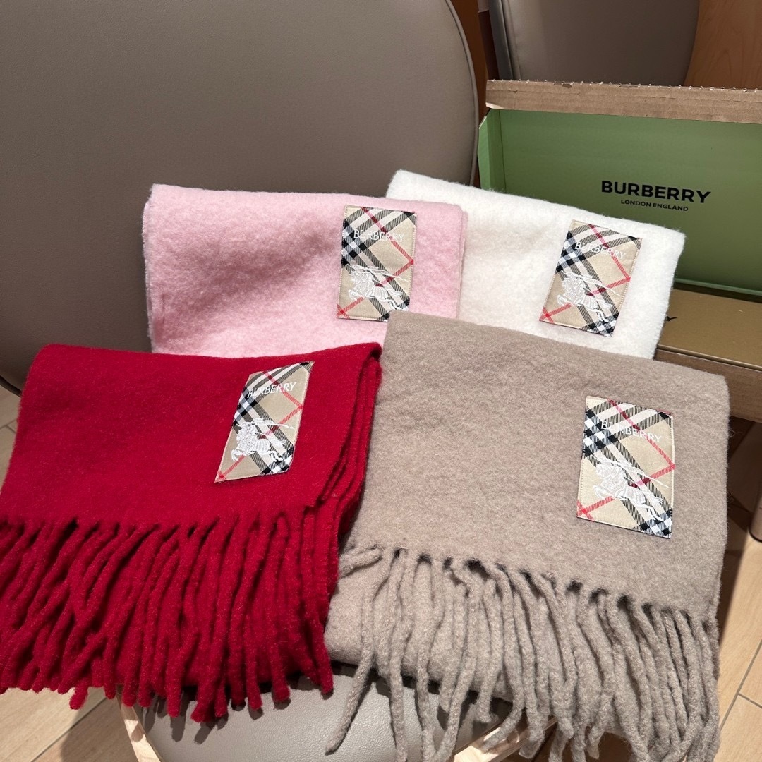 ▪❤️️巴宝莉超美新款马海毛围巾！超级推荐入手！】质感好货！主打的马海毛围巾~据说超难买哦！！打了好多次